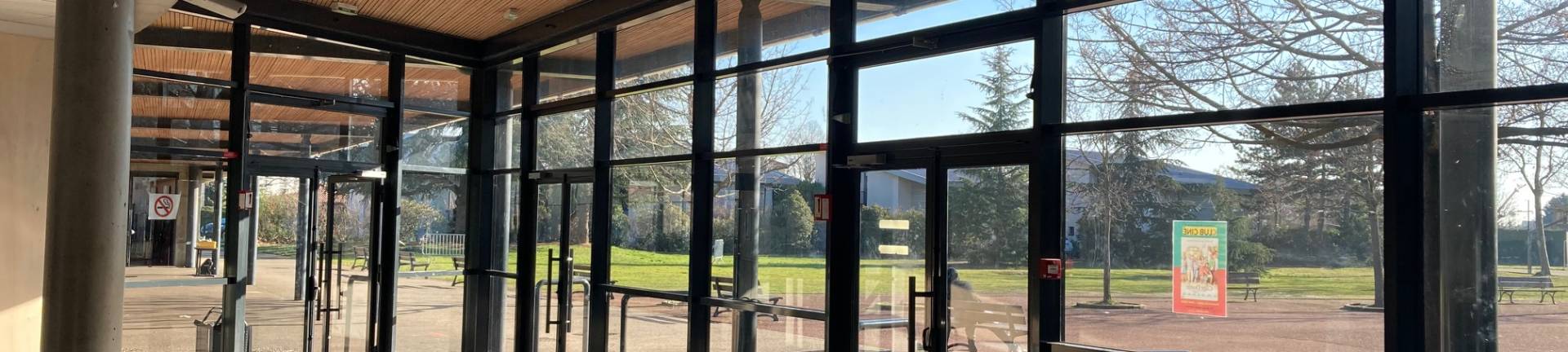 vue_du_hall_du_college_marcel_pagnol_a_pierre_benite_2021_adeline_lep.._.jpg
